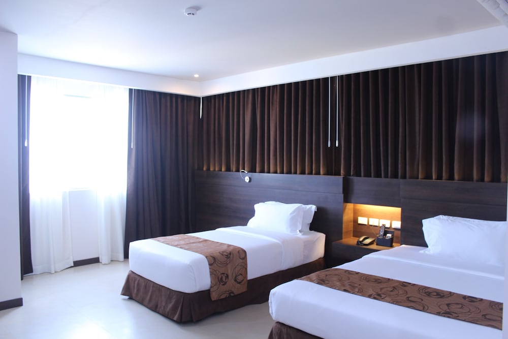 Kew Hotel 14/65