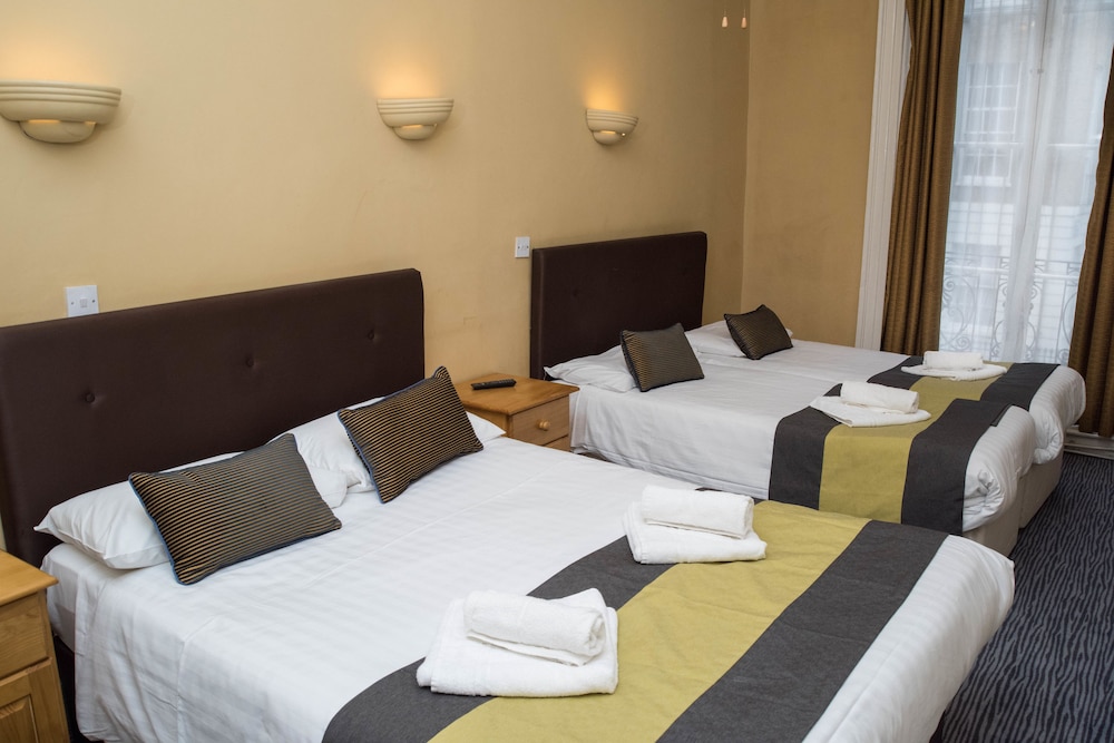 ROOM, QUADRUPLE