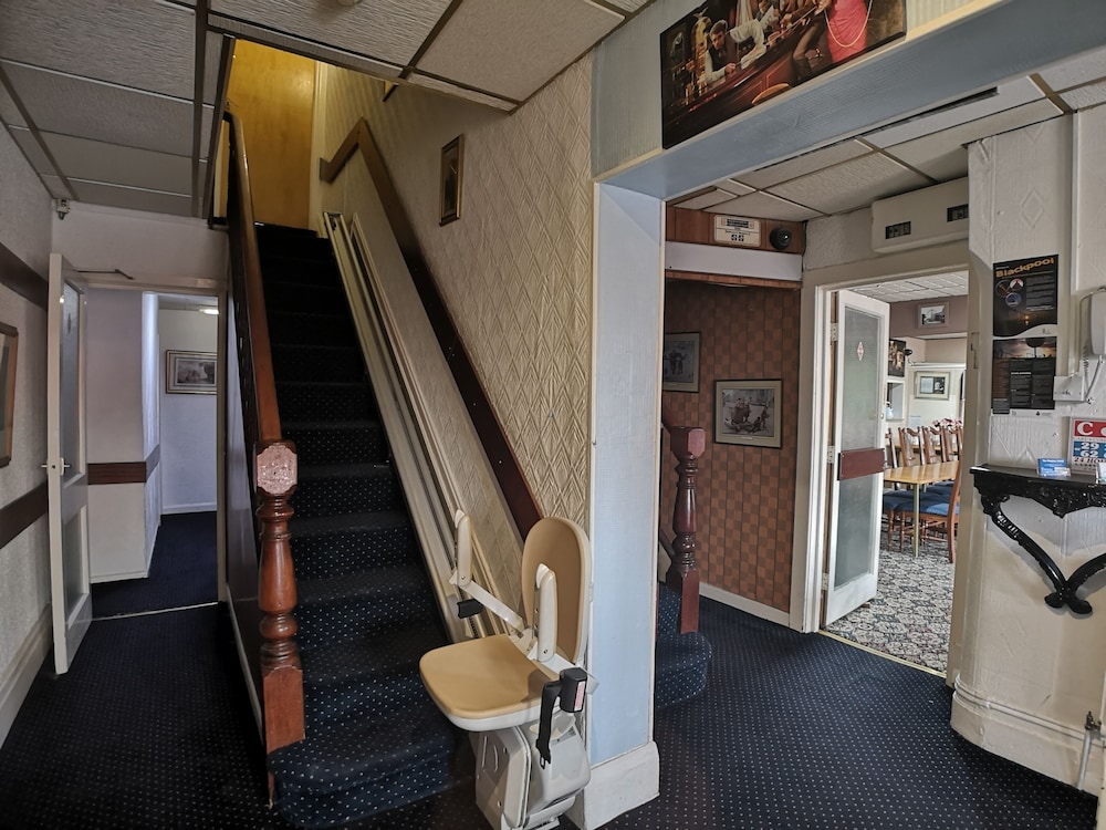 Aunties Coliseum Hotel 50/50
