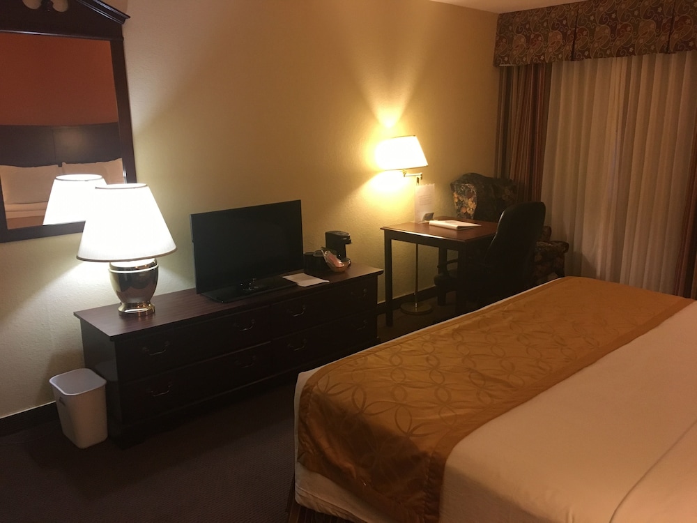 Days Inn & Suites by Wyndham Red Rock-Gallup 7/20