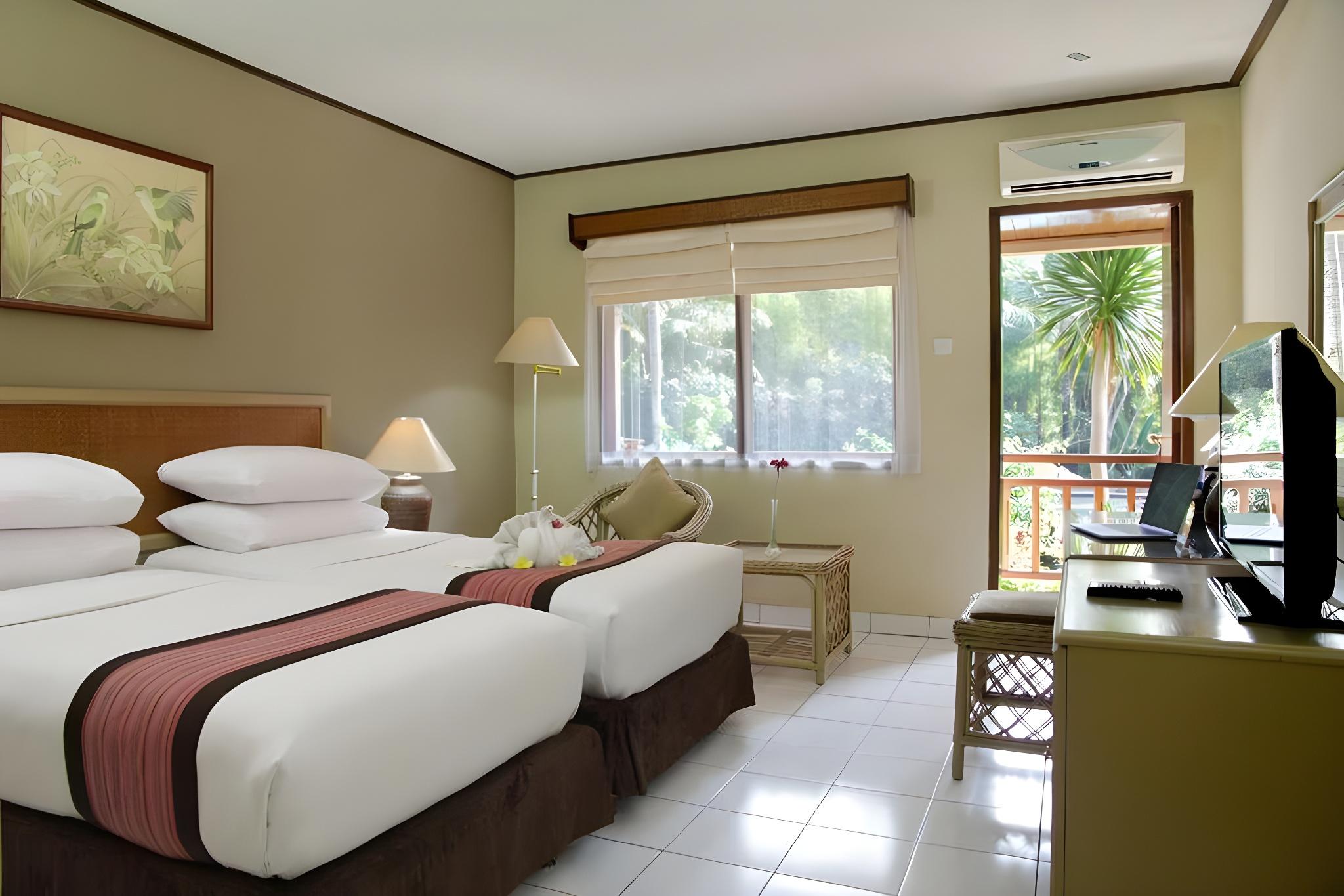 Pool, Deluxe, Twin Beds