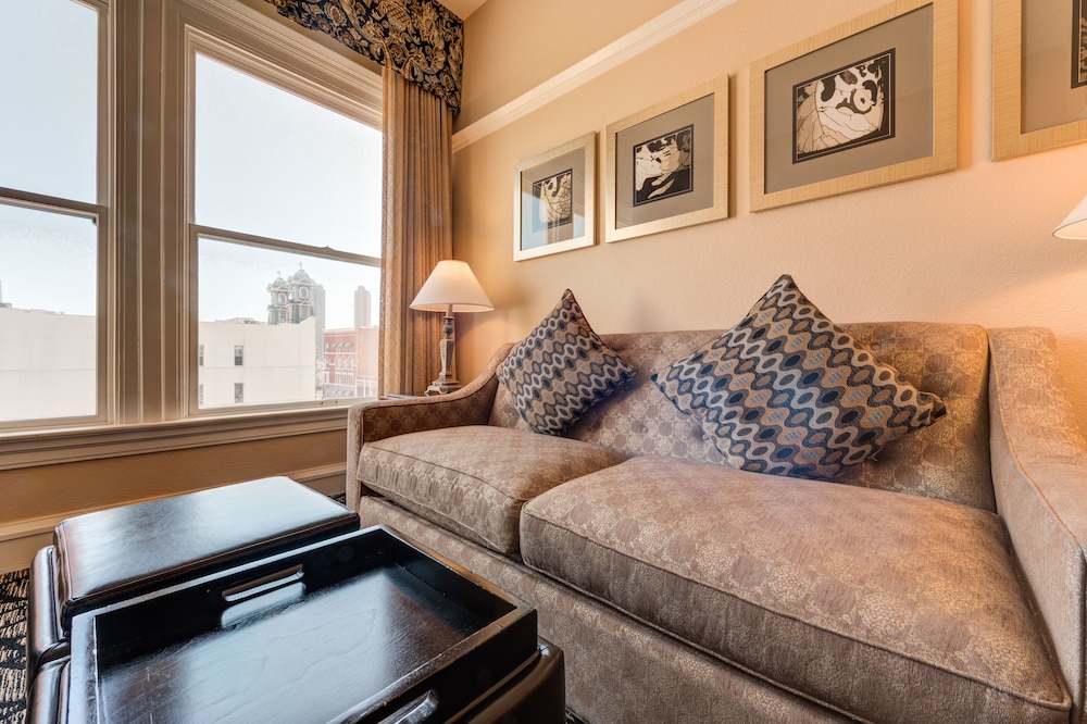 Gaslamp Plaza Suites 48/68
