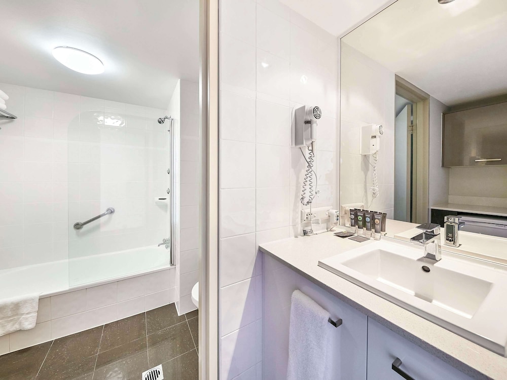 NOVOTEL SURFERS PARADISE 63/64
