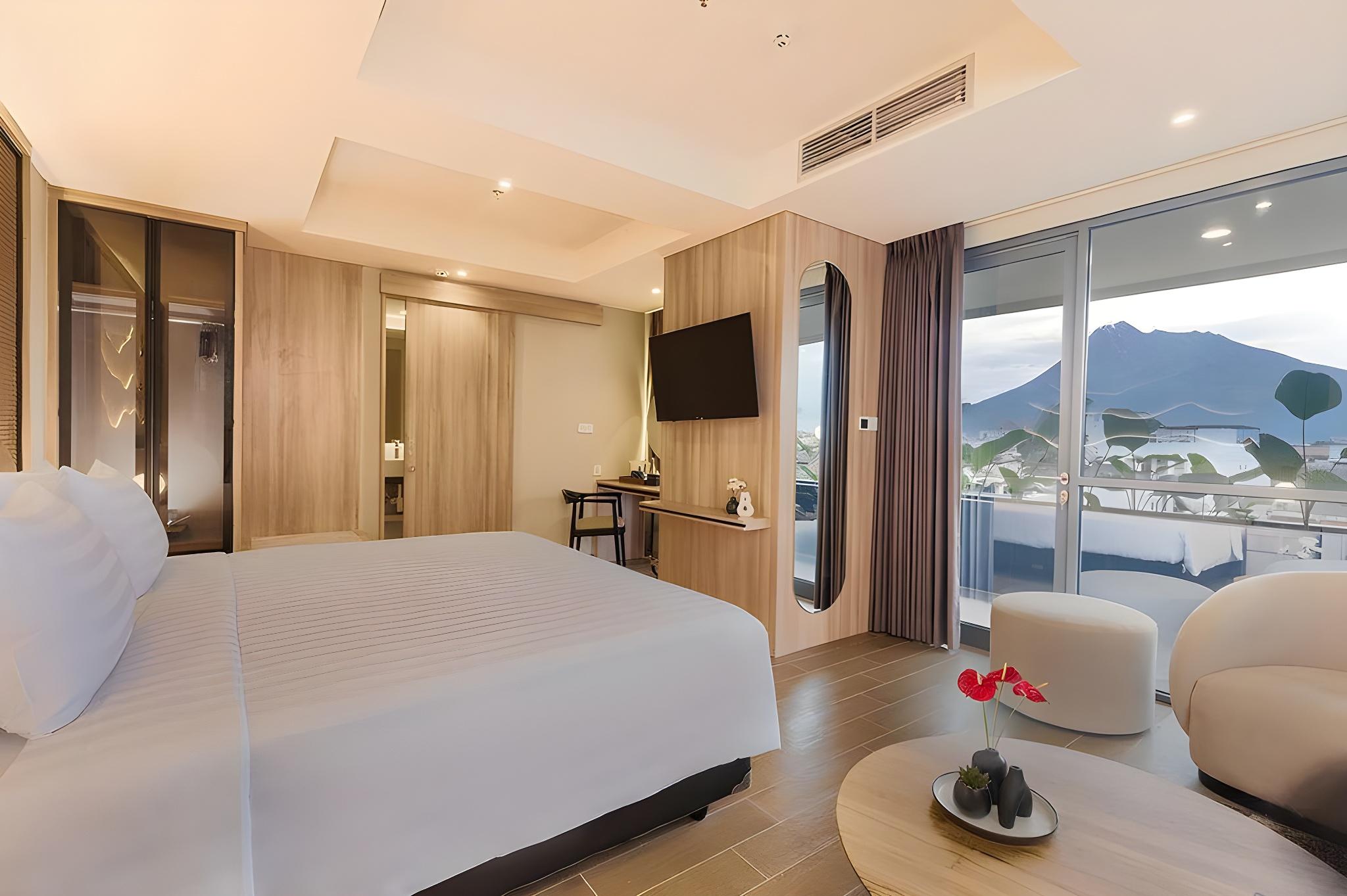 Mountain, Suite, King Bed, Balcony