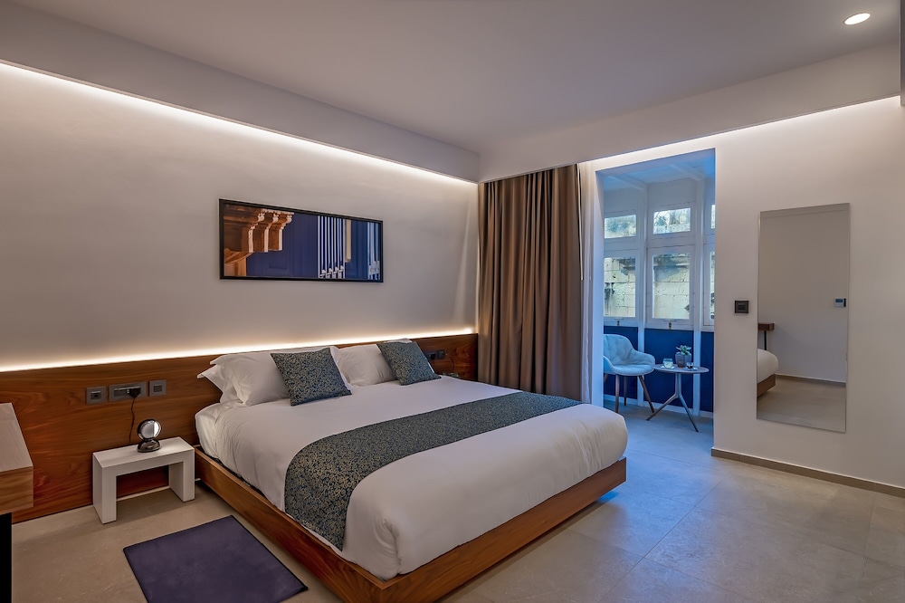 DELUXE, STREET VIEW, BALCONY