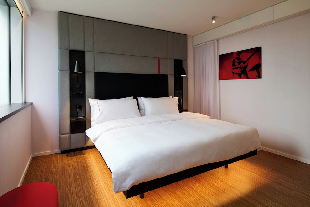 ROOM, KING BED, ACCESSIBLE