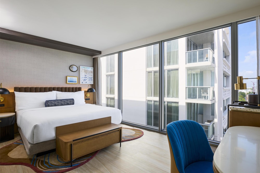 DELUXE, KING BED
