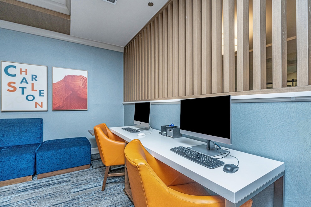 Holiday Inn Express Hotel And Suites Charleston Arpt Conv Ctr Area 61/67