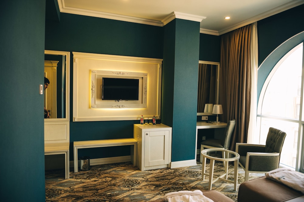 Emerald Suite Hotel 25/37