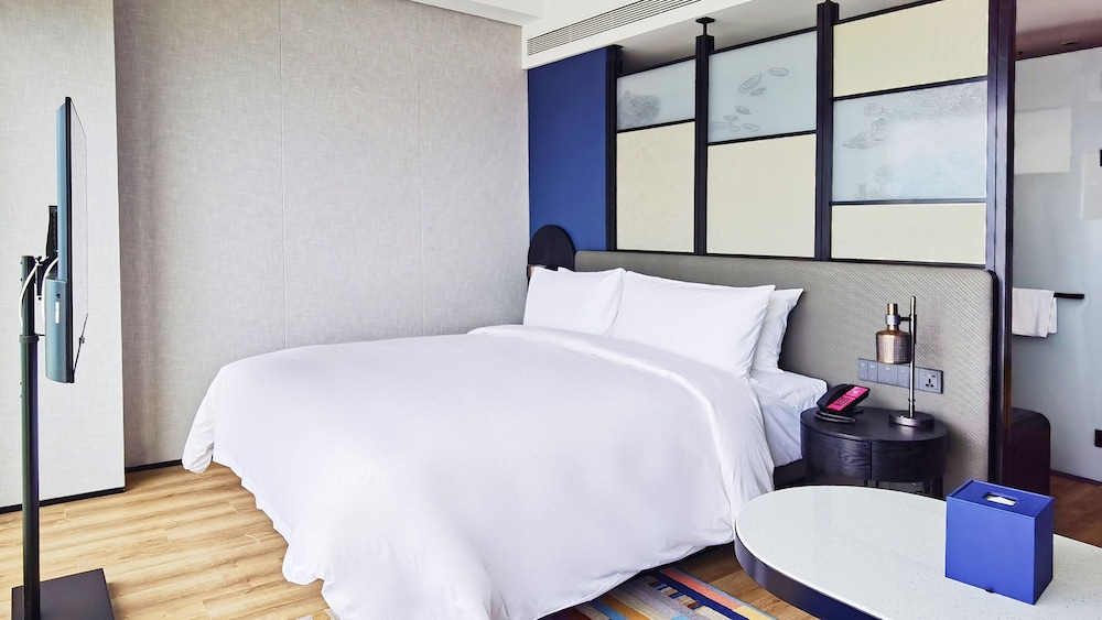Premium, King Bed, City View