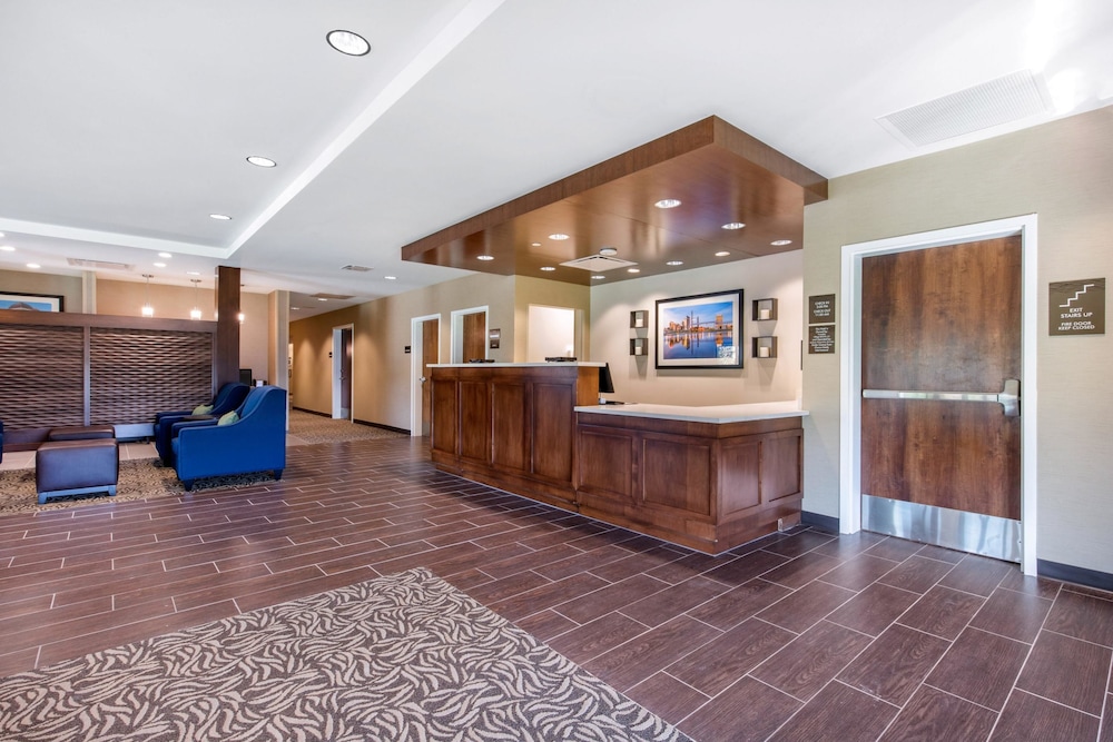 Comfort Inn & Suites At Crossplex Village 4/50
