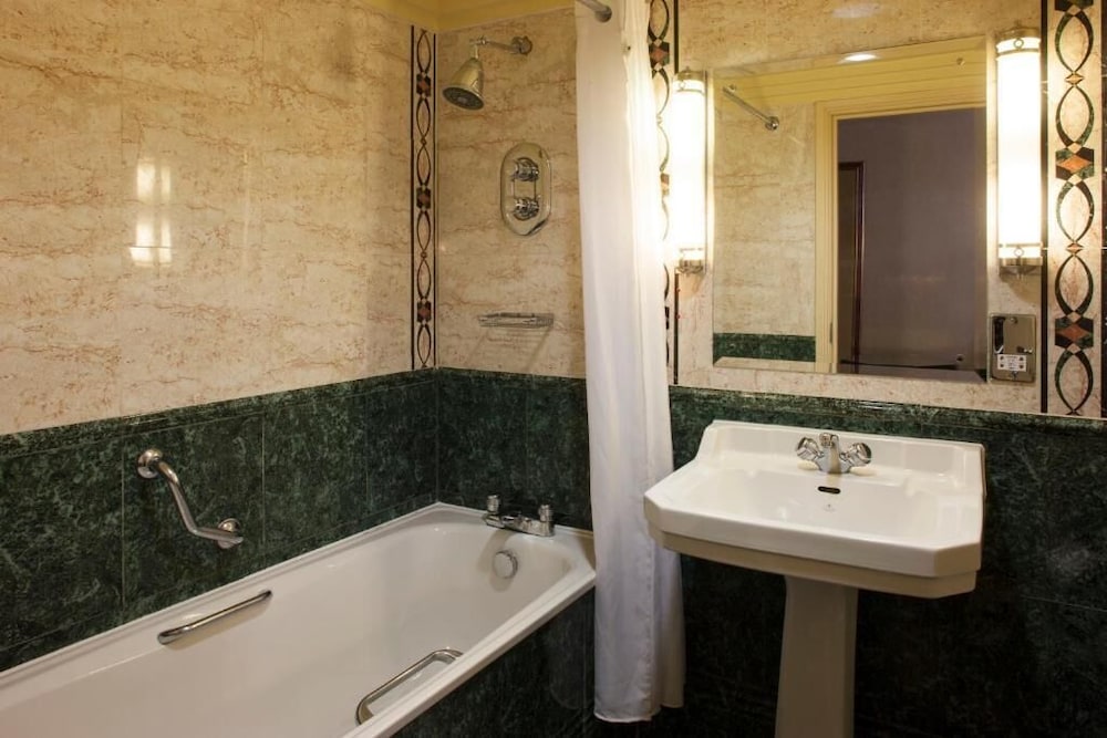 Crowne Plaza Liverpool John Lennon Airport 18/82