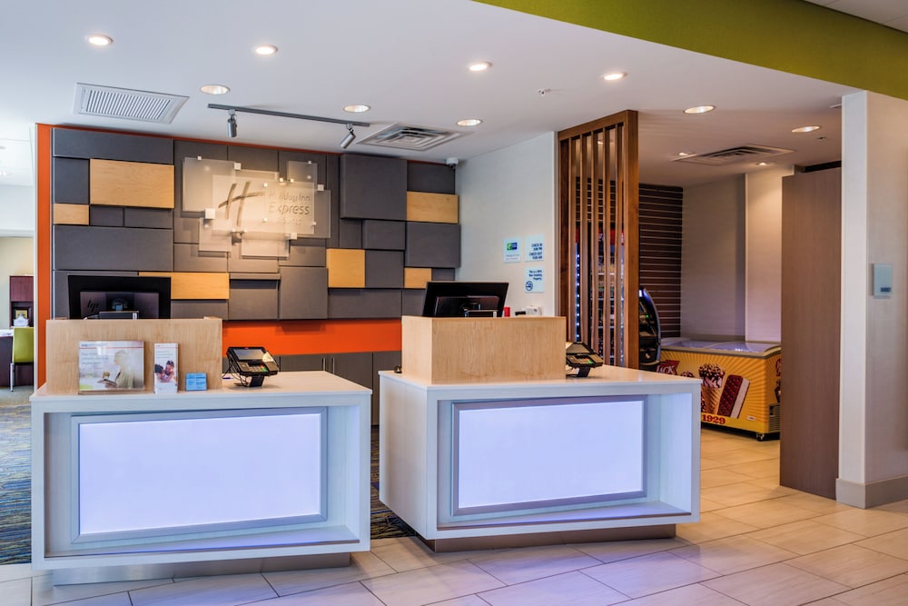 Holiday Inn Express Suites Reedsville State Coll Area 11/56