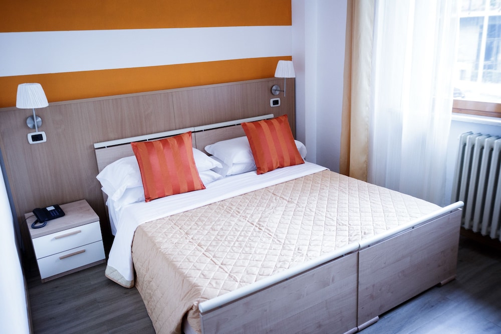 ROOM, DOUBLE OR TWIN BED