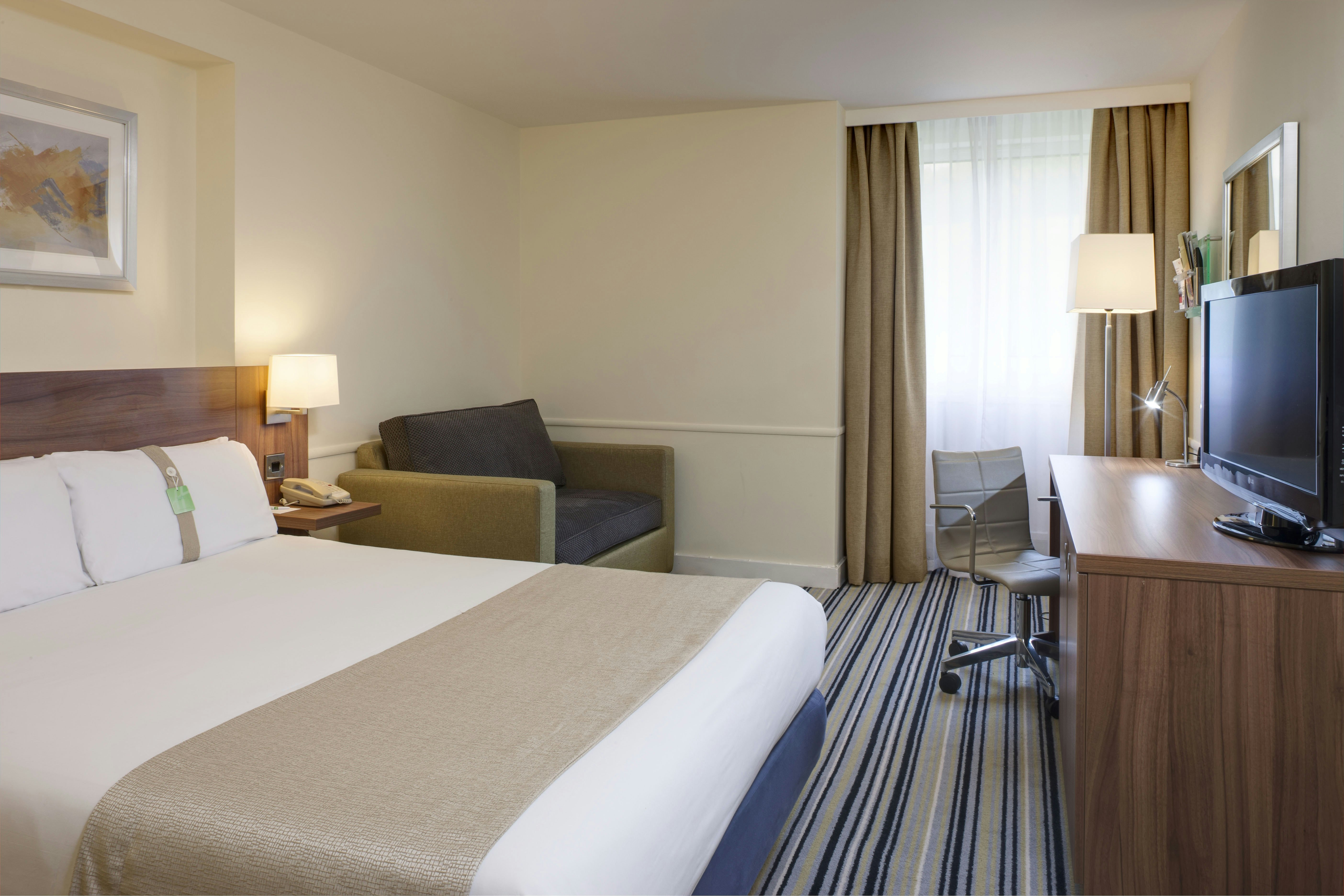 غرفة بسرير مزدوج مع أريكة، Holiday Inn Leeds Wakefield M1 Jct.40, an IHG Hotel 2/3