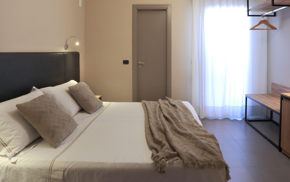 SUPERIOR, DOUBLE OR TWIN BED