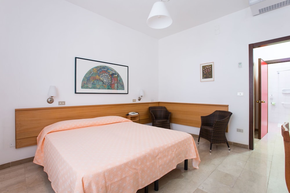 ROOM, DOUBLE BED