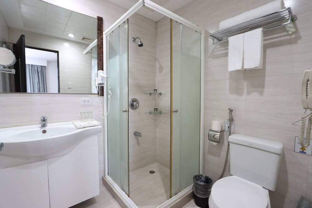 Paseo Premiere Hotel 40/42