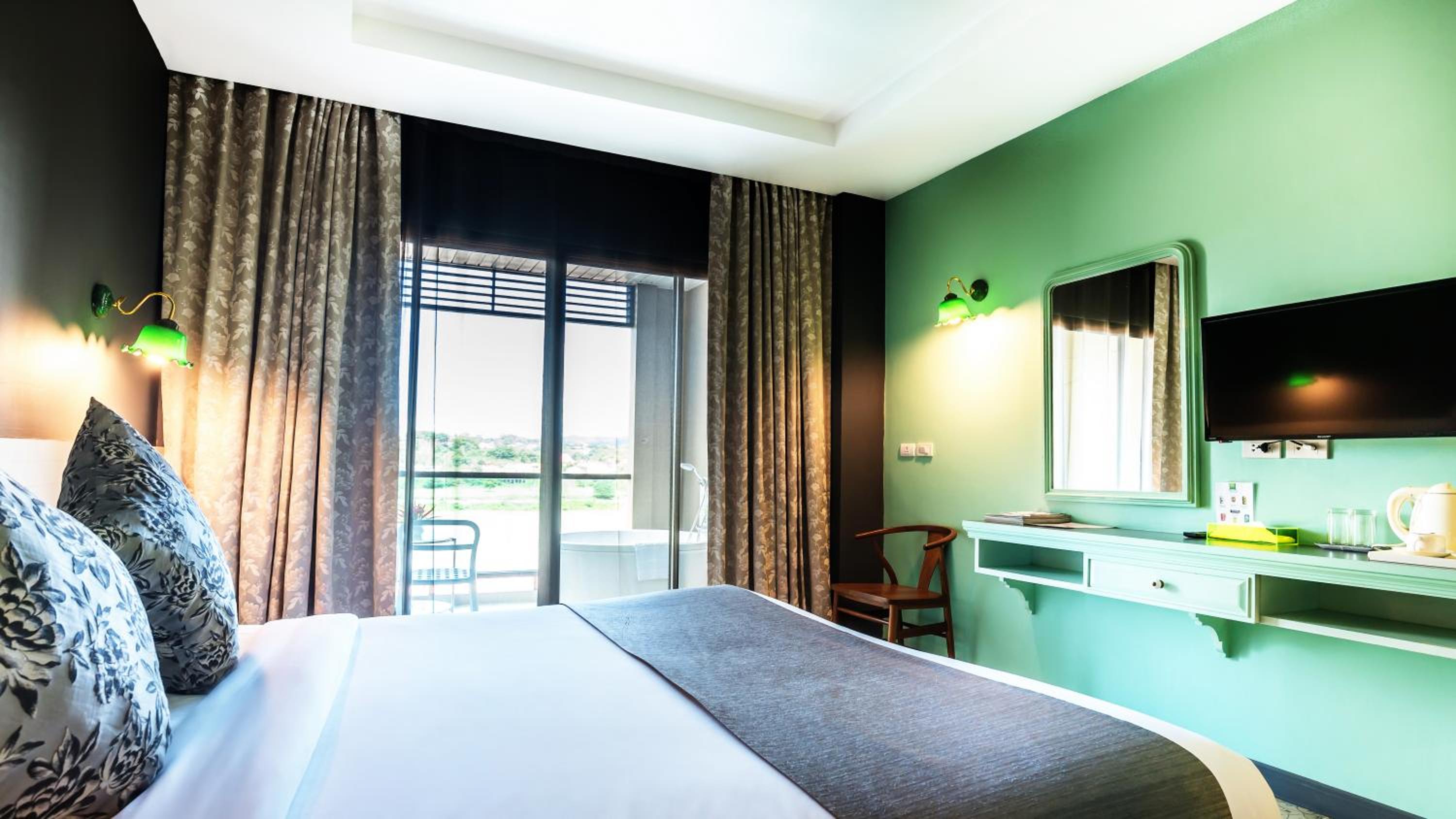 Grand, River, Deluxe, Pool View, Bathtub