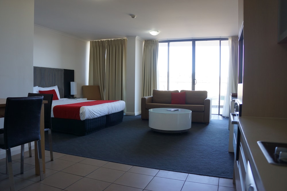 Rydges Mount Panorama Bathurst 28/66