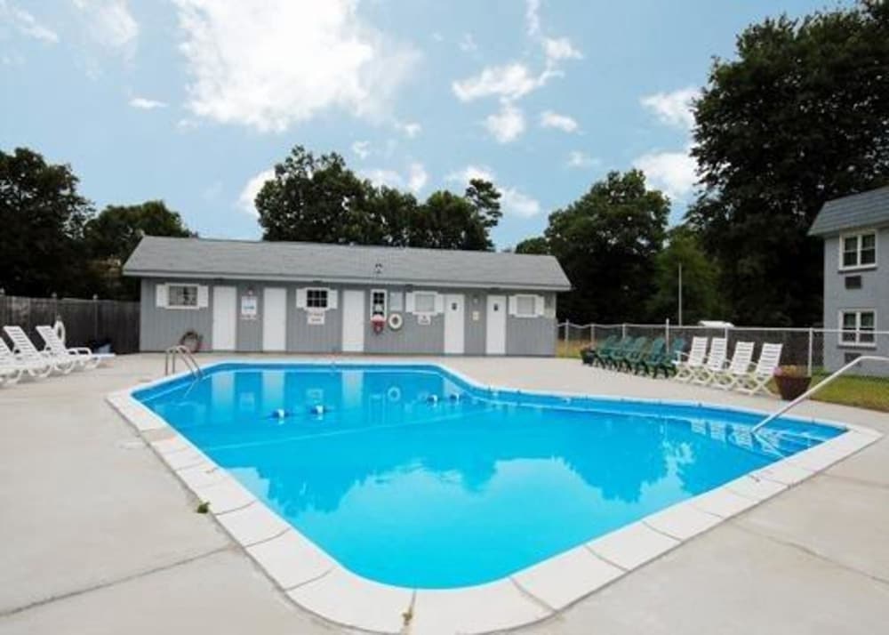 Econo Lodge Inn & Suites Windsor Locks Bradley Airport 3/25