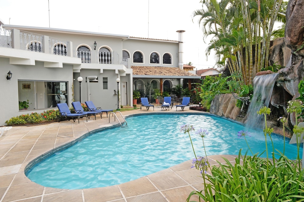 COLONIAL PLAZA HOTEL 21/22