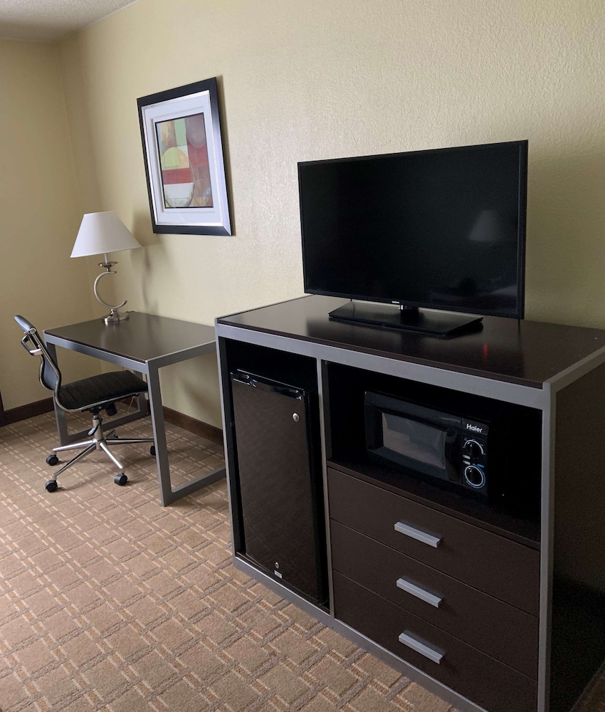 Best Western Airport Inn And Suites Cleveland 36/37