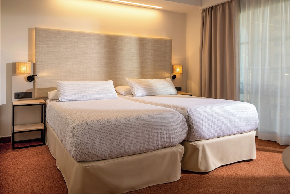 Innside, King Bed, Partial Sea View