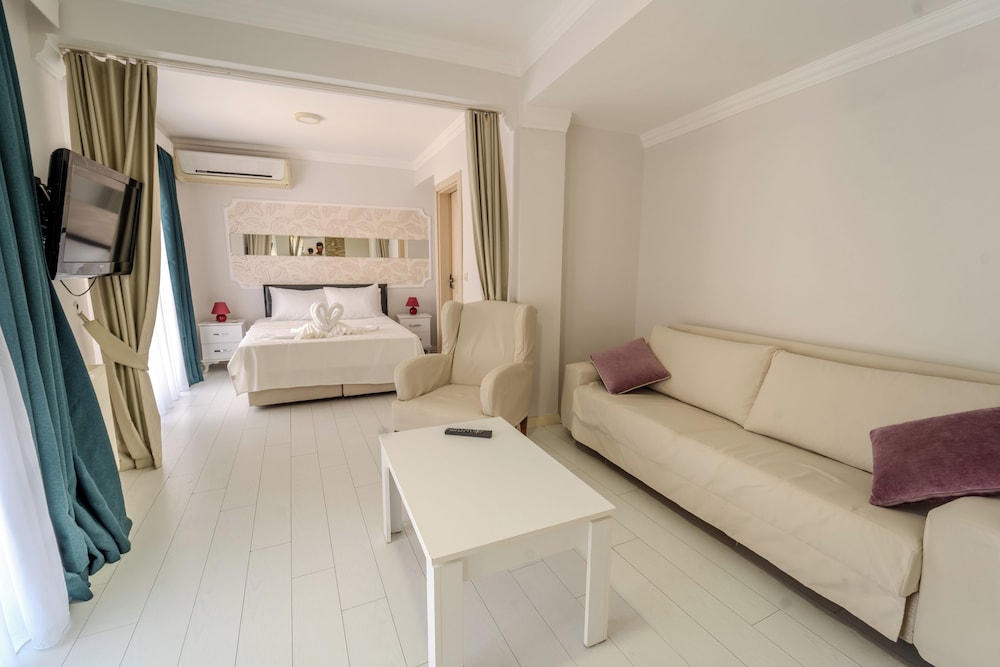 Mia Hill Suites 21/40