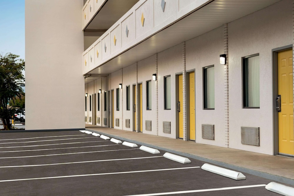 Hotel Bo, a Days Inn by Wyndham Chattanooga Downtown 9/48