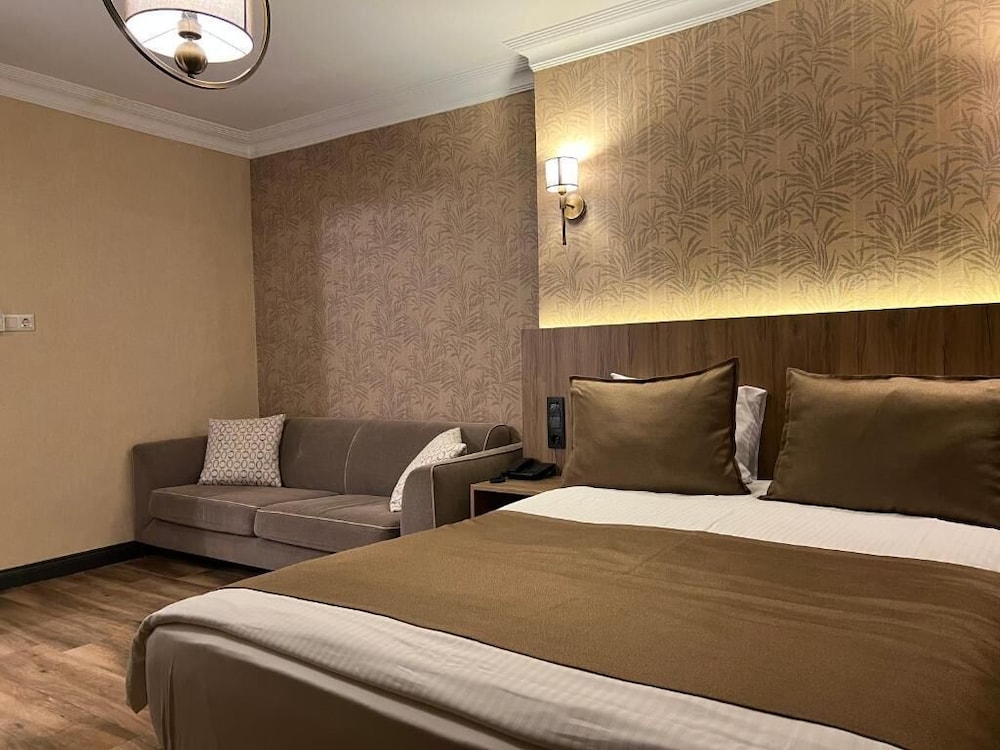 Economy, Basement, Queen Bed