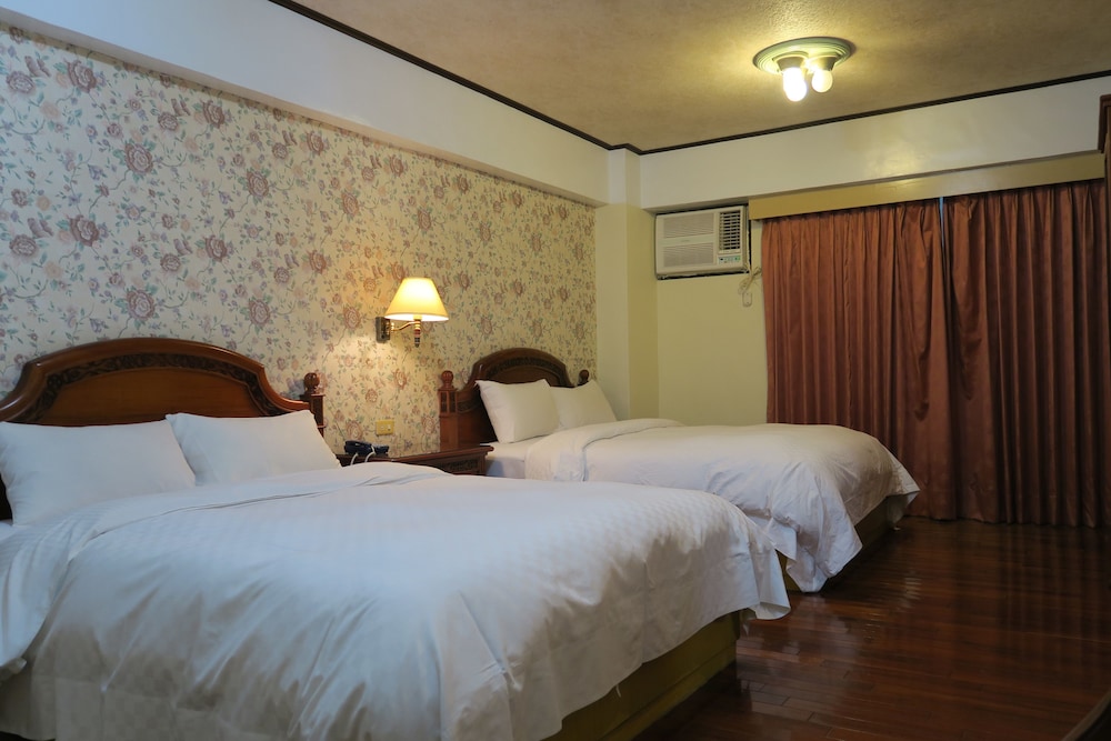 Champagne Hotel 11/36