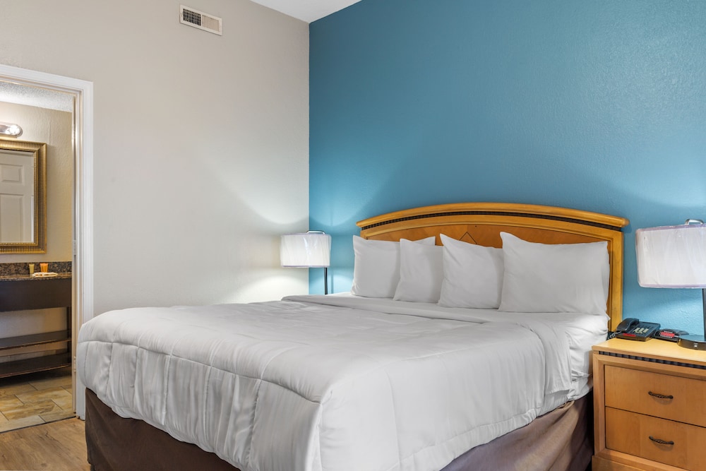 2 BEDROOMS, 1 KING AND 2 DOUBLE BEDS, OCEAN FRONT