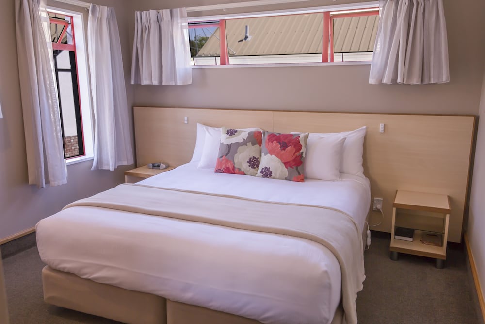 Amross Court Motor Lodge 13/50
