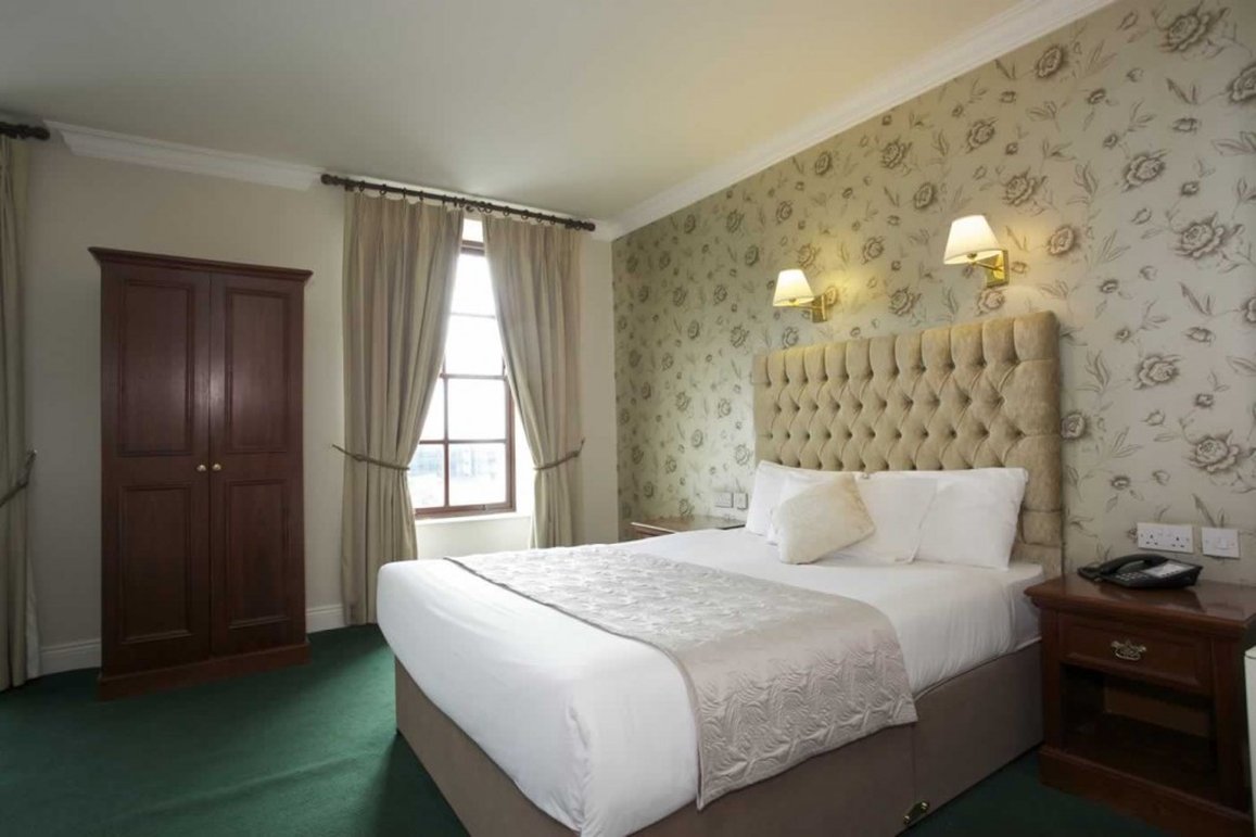 ROOM, DOUBLE BED