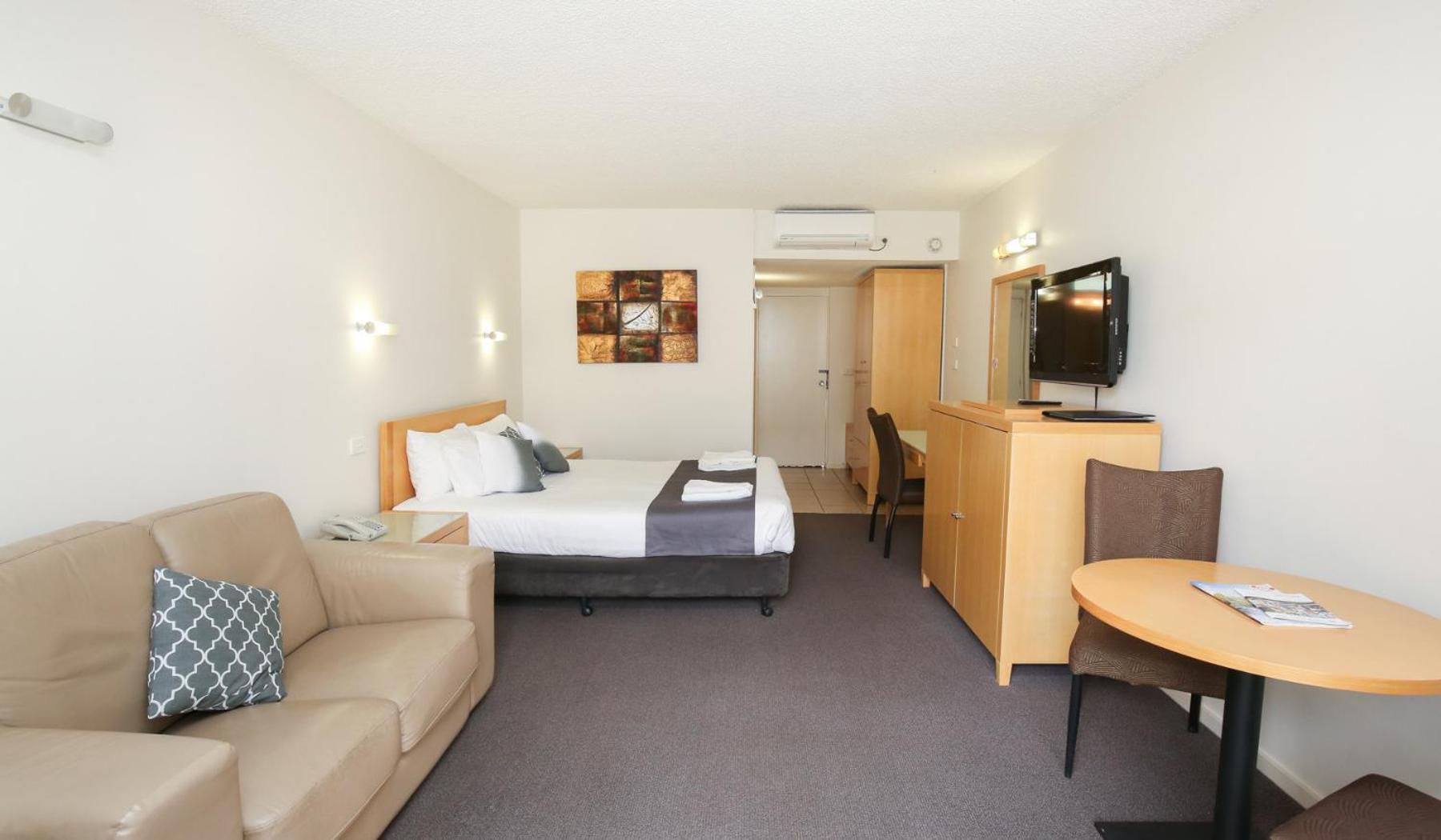 Sandors Motor Inn 27/50