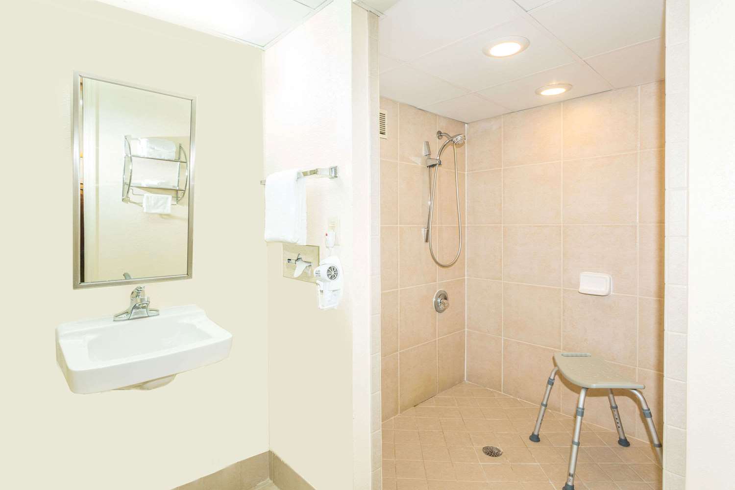 Days Inn by Wyndham Valdosta/Near Valdosta Mall 39/41