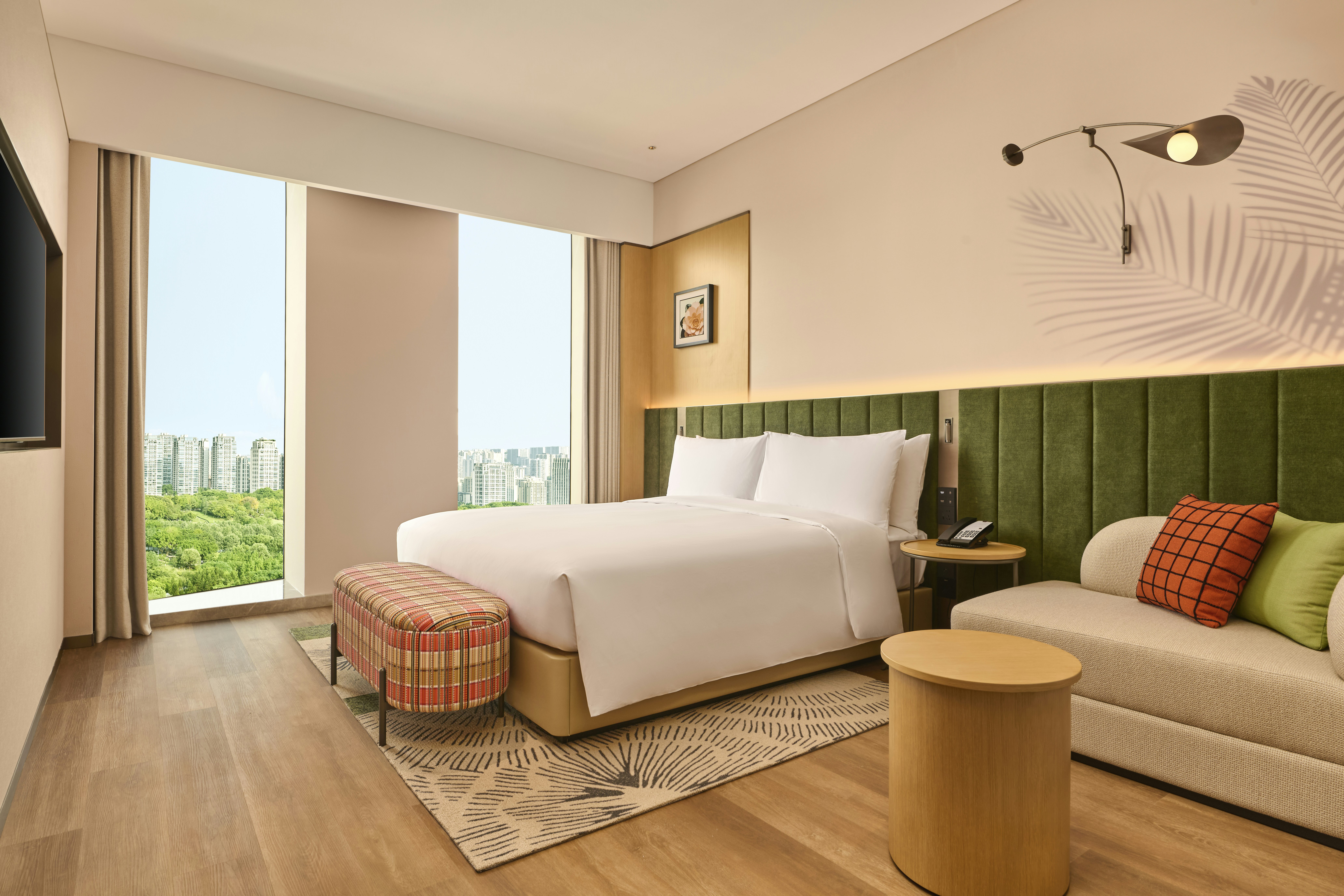 GUEST ROOM, KING BED, HIGH FLOOR
