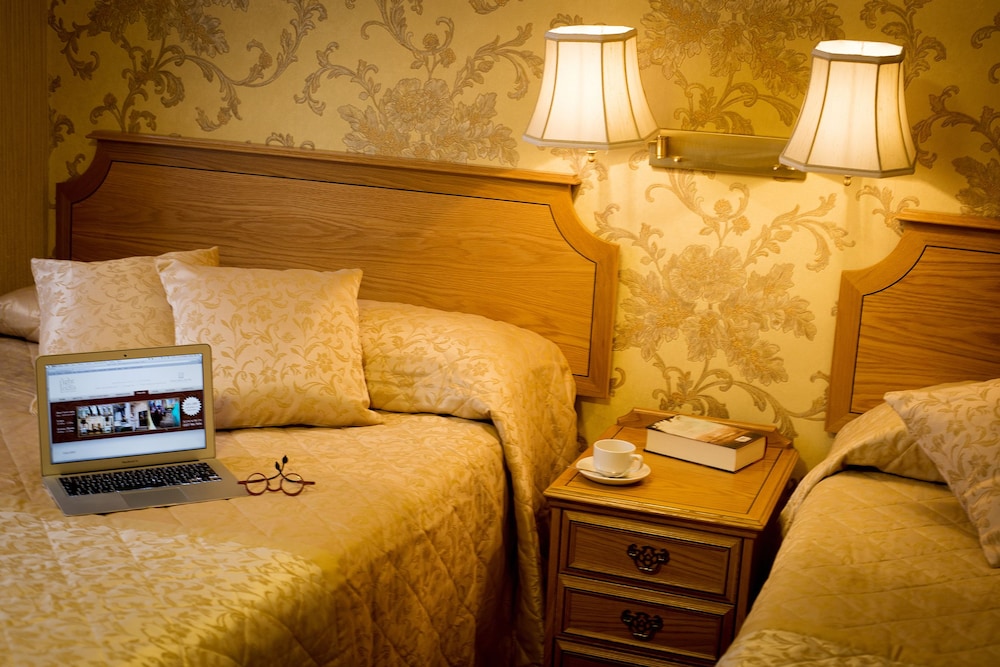 Montana Hotel London 26/50