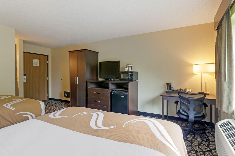 Quality Inn Oshkosh Aviation Park 15/35