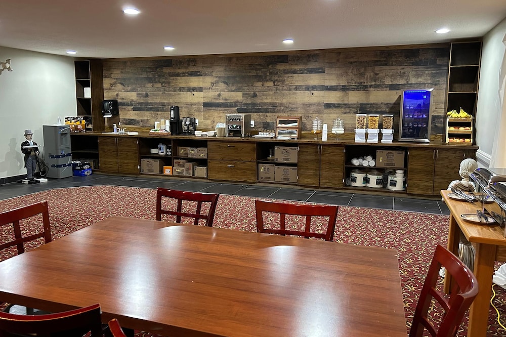 Travelodge by Wyndham Valleyview AB 34/51