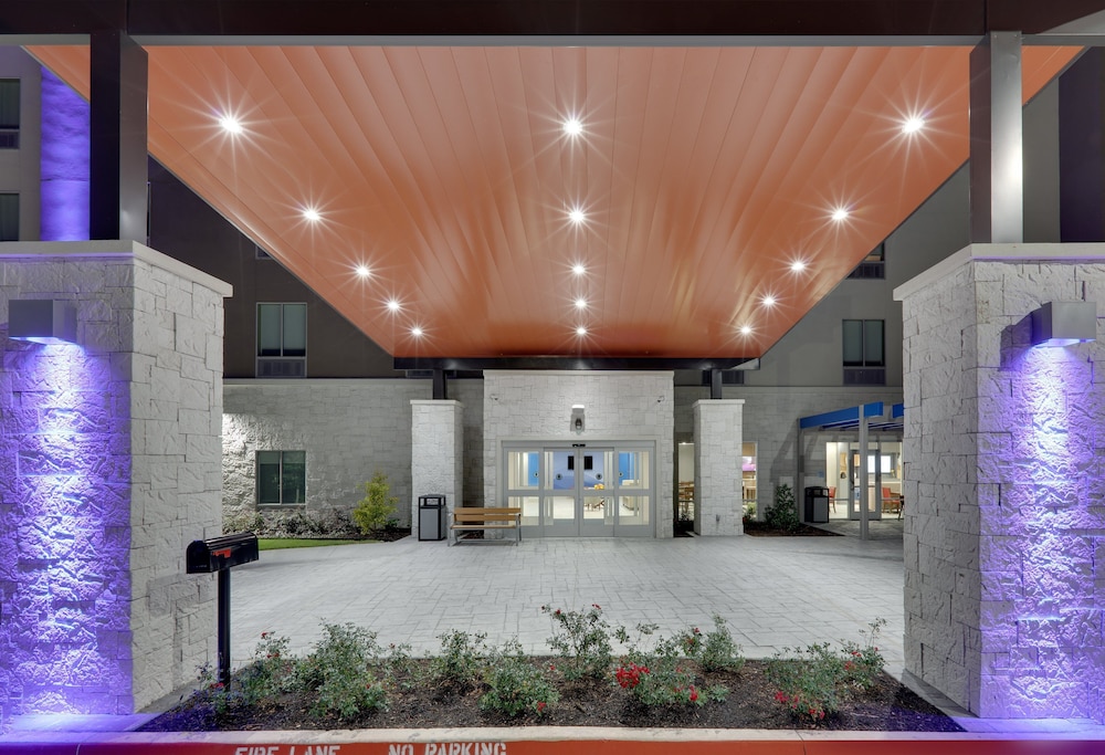 Holiday Inn Express & Suites Plano - The Colony 11/63