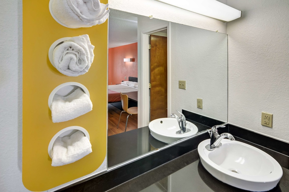 Motel6 Lindale, TX 32/34