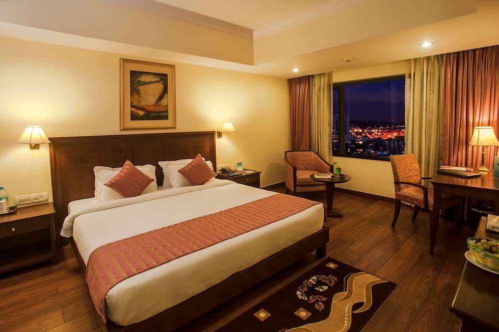 Le Lac Sarovar Portico 24/56