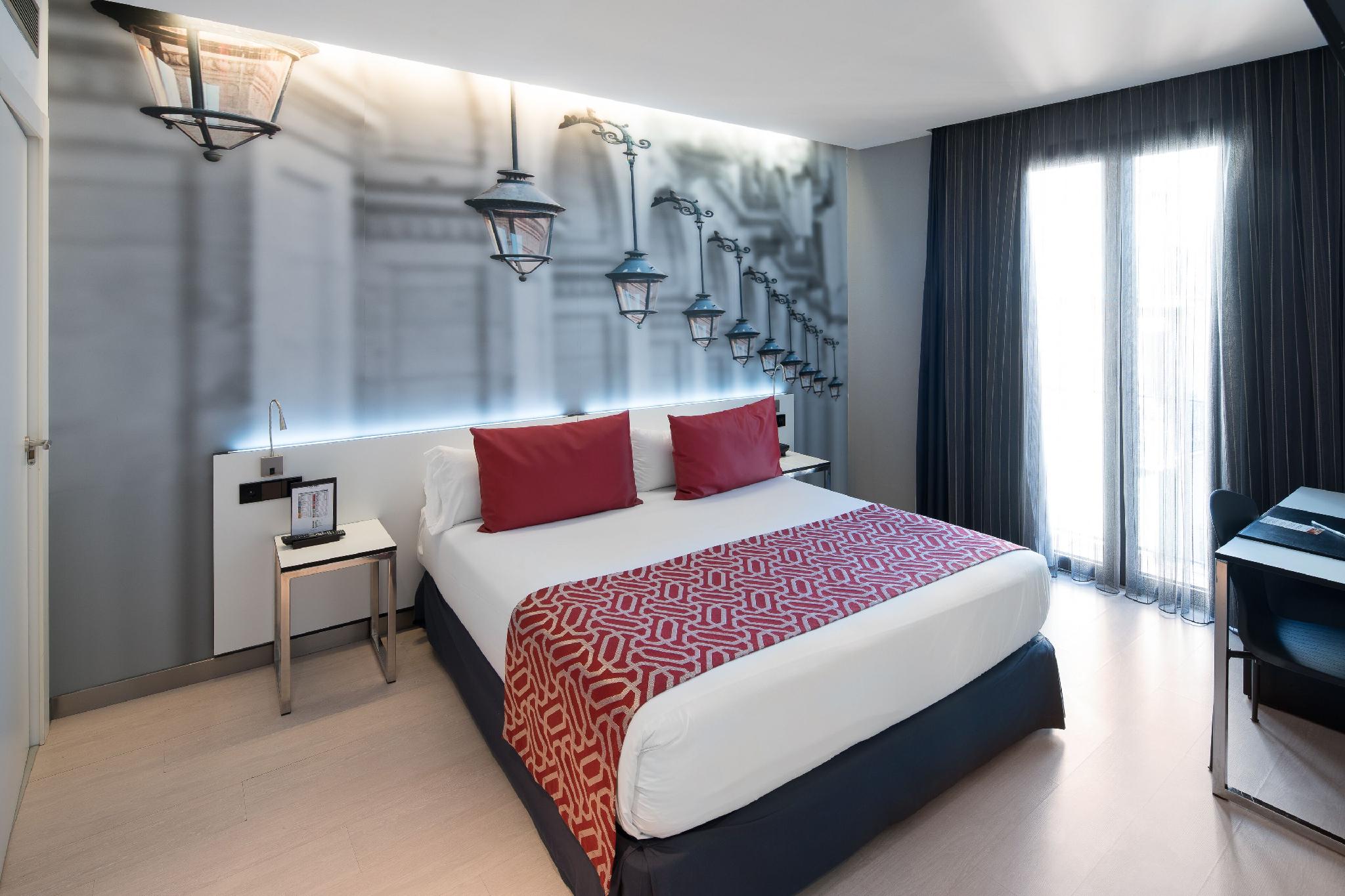 ROOM, DOUBLE OR TWIN BED
