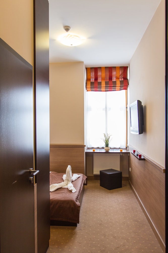Central Hotel 21 36/54