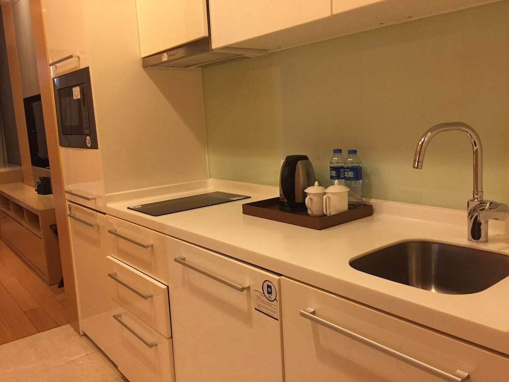 Estay Residence Poly World Trading Center 43/64