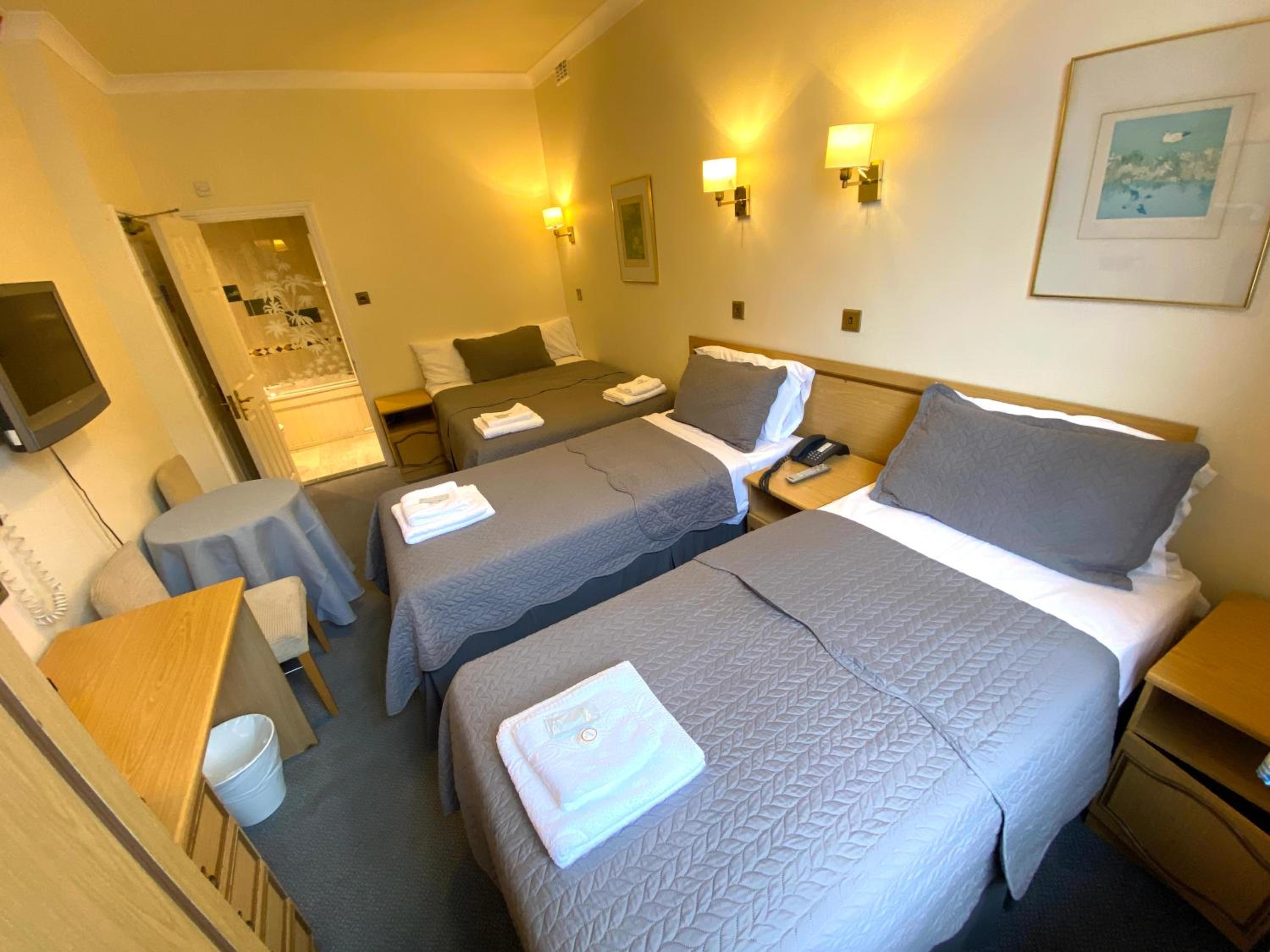 ROOM, QUADRUPLE