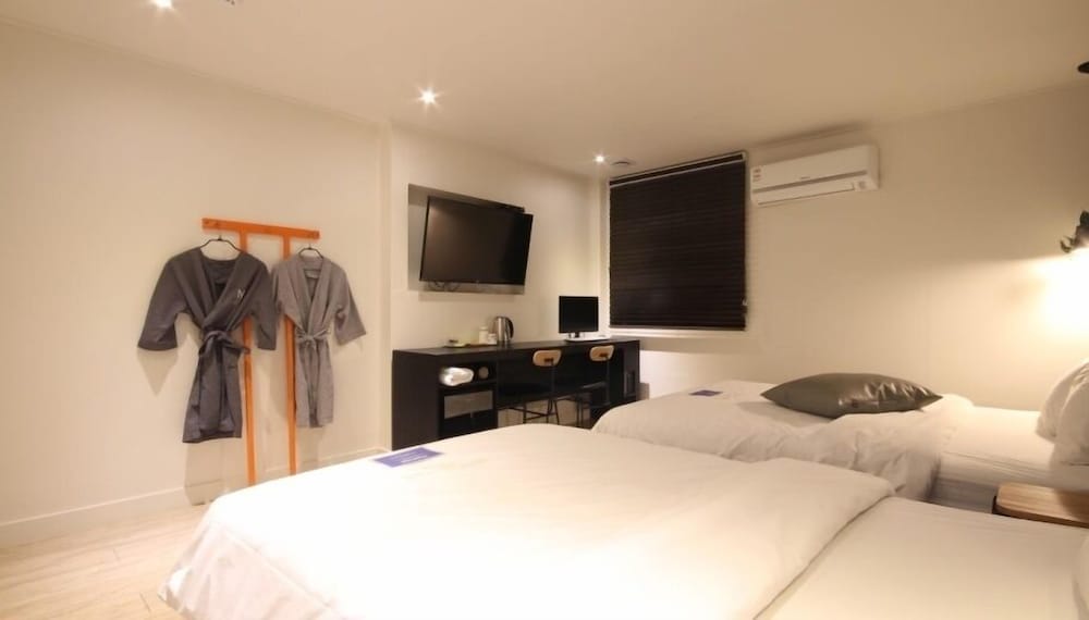 ROOM, TWIN BEDS