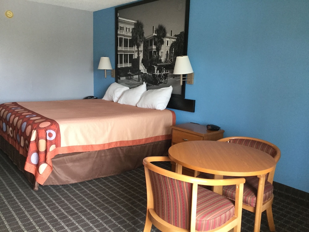 Super 8 by Wyndham Walterboro 8/16